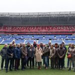 Visite guidée du stade de l'OL : des vestiaires à la pelouse, des salons à la salle de presse, du musée à la boutique. déjeuner au restaurant Bocuse.