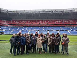 Visite guidée du stade de l'OL : des vestiaires à la pelouse, des salons à la salle de presse, du musée à la boutique. déjeuner au restaurant Bocuse.