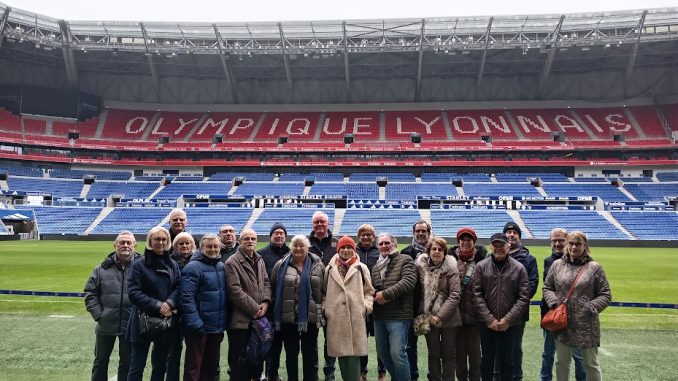 Visite guidée du stade de l'OL : des vestiaires à la pelouse, des salons à la salle de presse, du musée à la boutique. déjeuner au restaurant Bocuse.